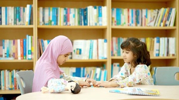 «زايد العليا» تطلق أول حقيبة تفاعلية شاملة لـ «ذوي التحديات البصرية»