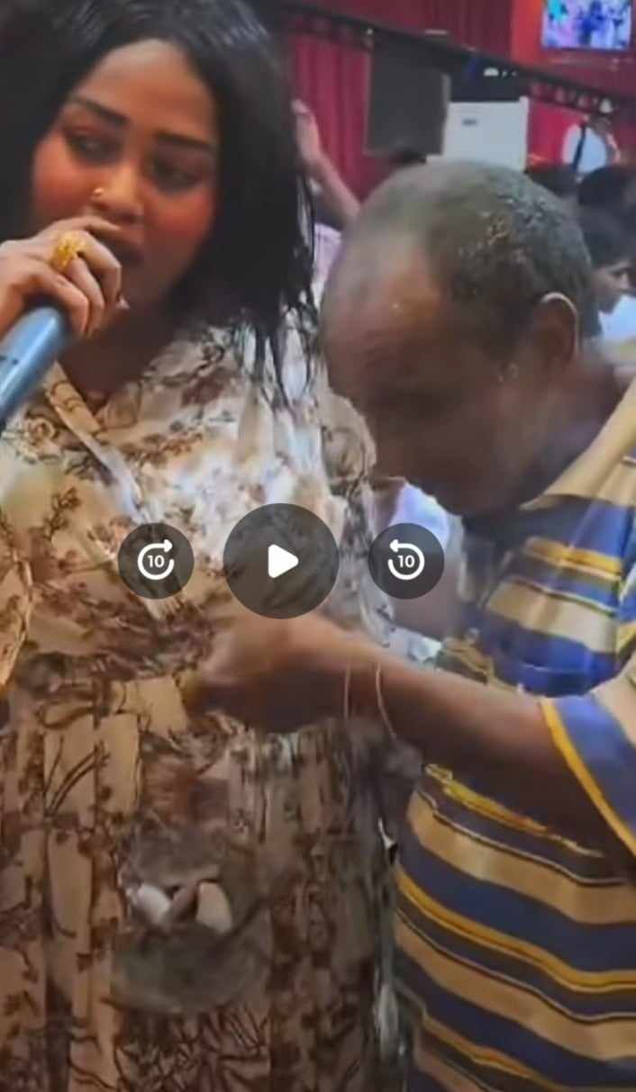 شاهد بالصورة والفيديو.. خوفاً عليها من العين والحسد.. رجل ستيني “يبخر” مطربة سودانية أثناء تقديمها وصلة غنائية خلال حفل حضره جمهور غفير وساخرون: (عمك مارق مروق جد)
