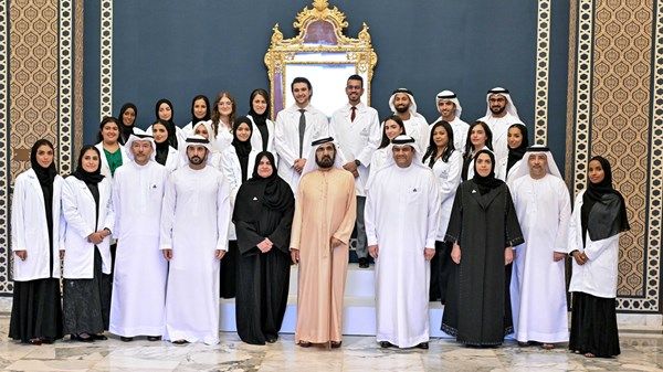 محمد بن راشد يلتقي أوائل خريجي جامعة محمد بن راشد للطب والعلوم الصحية
