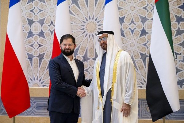 جرت له مراسم استقبال رسمية.. رئيس الدولة يستقبل الرئيس التشيلي في قصر الوطن