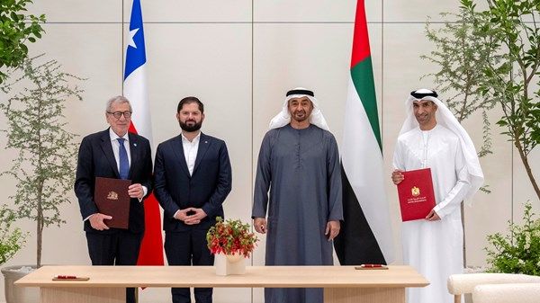 رئيس الدولة والرئيس التشيلي يشهدان توقيع اتفاقية الشراكة الاقتصادية الشاملة بين البلدين