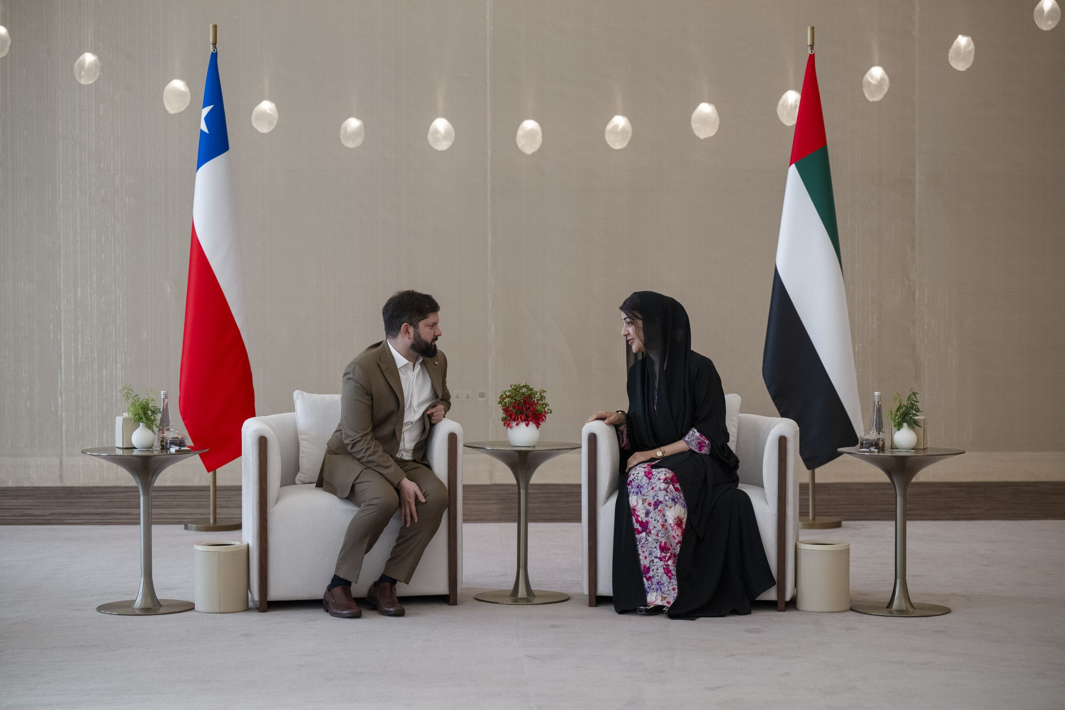 الخليج اليوم .. رئيس تشيلي يصل الإمارات في زيارة رسمية