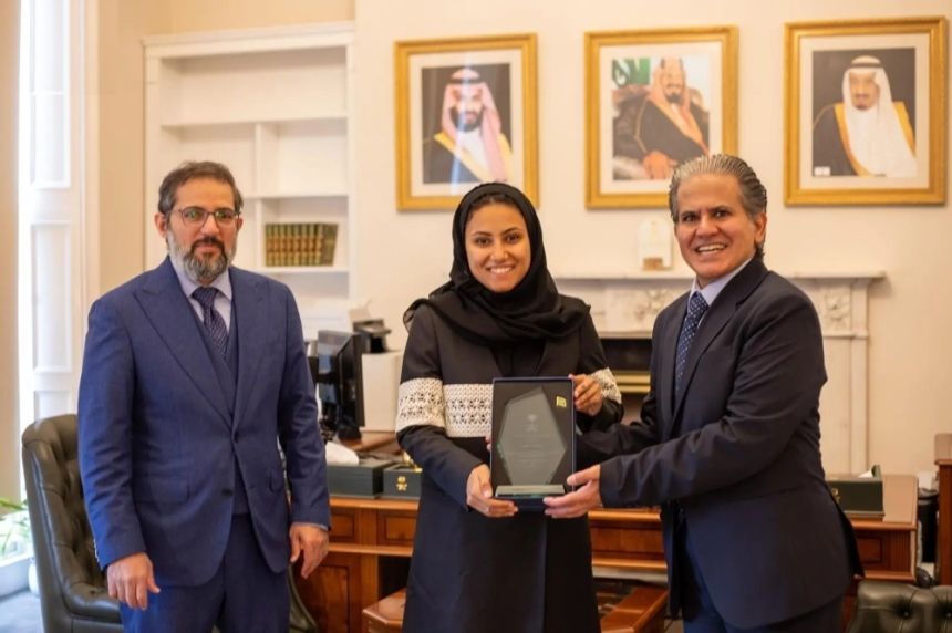 بالأسماء.. سفارة المملكة في أيرلندا تكرم 3 سعوديات بارزات