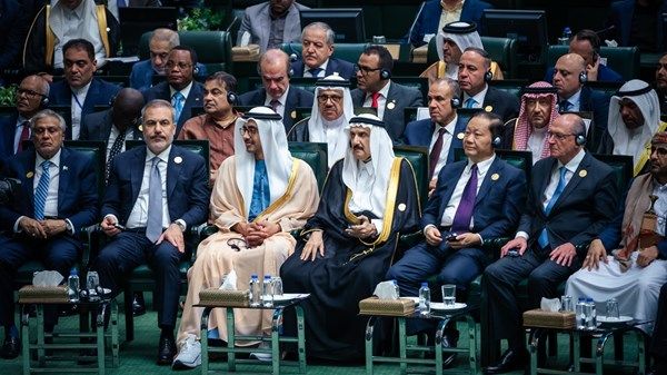 نيابة عن رئيس الدولة.. عبدالله بن زايد يشارك في مراسم تنصيب الرئيس الإيراني