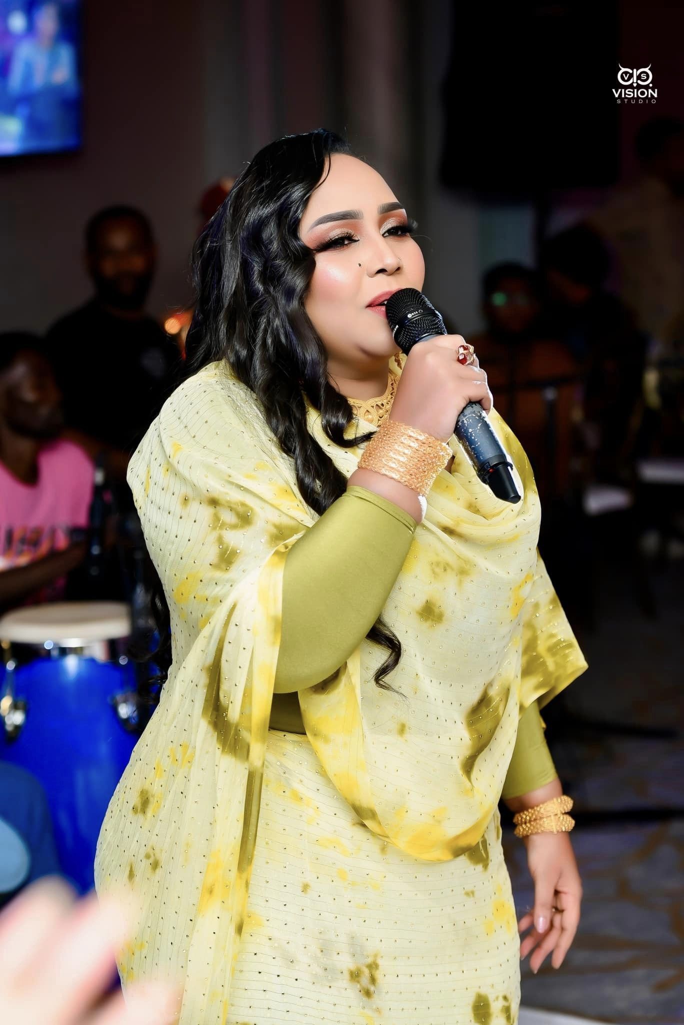 شاهد بالصور.. (إنت لمّا تكون معايا ما بفكر في الزمان).. الفنانة هدي عربي تخطف الأضواء على مواقع التواصل بجلسة تصوير جديدة