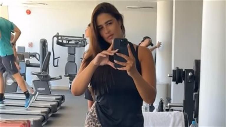 ياسمين عبد العزيز تفاجئ متابع قال لها "بحبك".. وشقيقها يرد