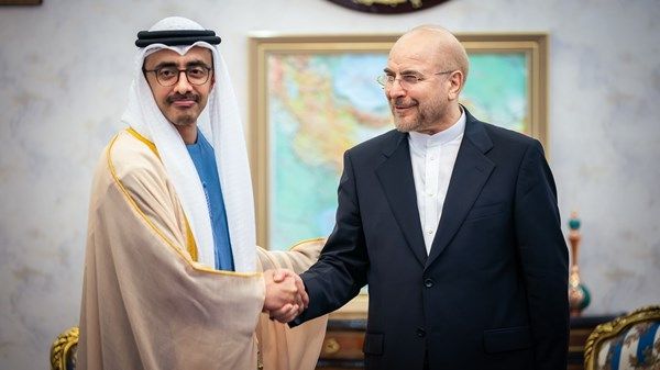 عبدالله بن زايد يلتقي رئيس البرلمان الإيراني في طهران