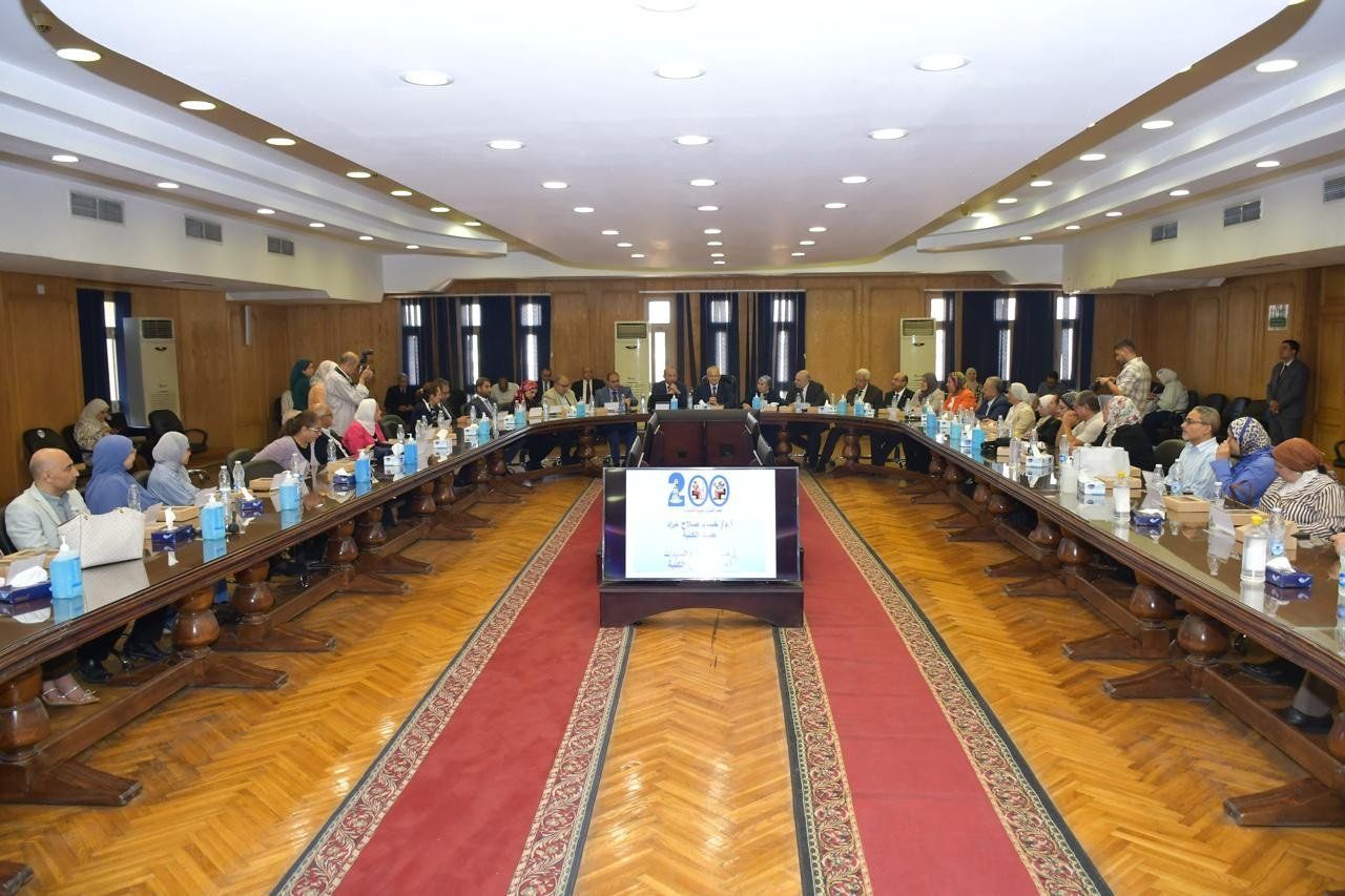 الخشت يترأس اجتماع مجلس كلية الطب ويشيد بانجازاته لدعم قصر العينى