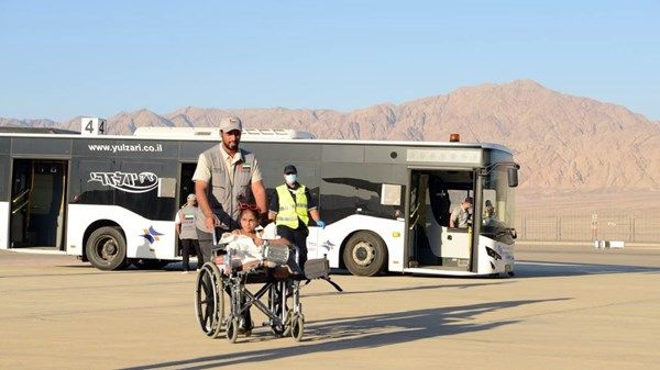 الإمارات تنفذ إجلاءً طبياً عاجلاً لـ 148 فلسطينياً إلى أبوظبي