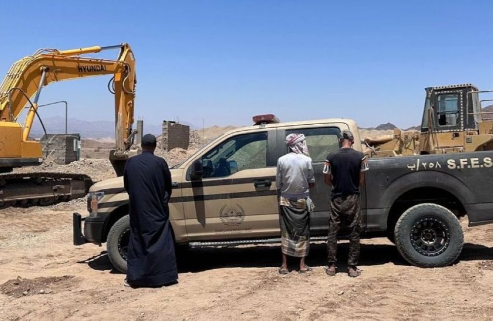 "الأمن البيئي" تضبط 3 مخالفين باستغلال الرواسب في محمية الأمير محمد بن سلمان الملكية
