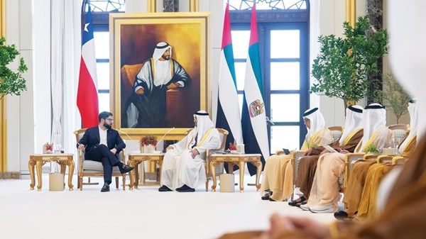 رئيس الدولة والرئيس التشيلي: ترسيخ الاستقرار والتعاون والتنمية في العالم