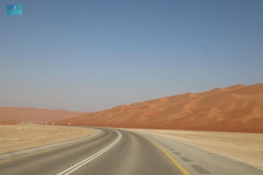 الطريق البري بين المملكة وعمان.. أعجوبة هندسية لحركة التجارة والسياحة