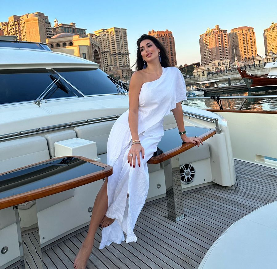 شاهد ياسمين صبري تستعرض رشاقتها على متن «يخت» بـ فرنسا