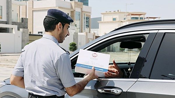 شرطة أبوظبي: «دورية السعادة» ترسخ القيم الإيجابية وتعزز الوعي المروري