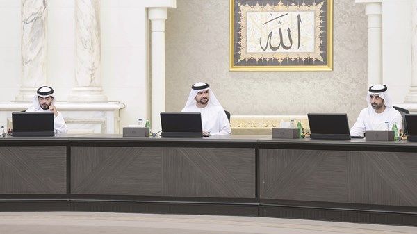 «تنفيذي الشارقة» يناقش تعزيز الأداء الحكومي وتطوير خدماته