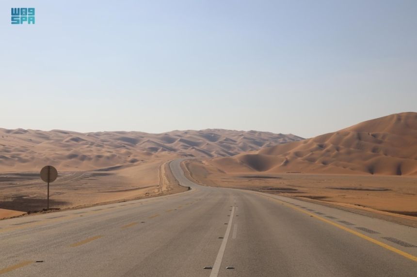 الطريق البري بين المملكة وعمان.. أعجوبة هندسية لحركة التجارة والسياحة