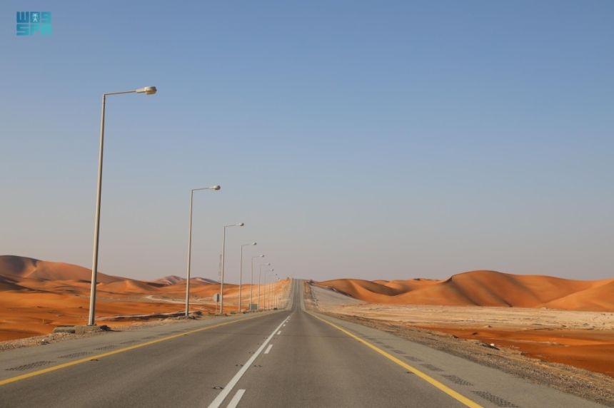 الطريق البري بين المملكة وعمان.. أعجوبة هندسية لحركة التجارة والسياحة