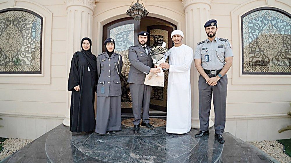 شرطة أبوظبي: «دورية السعادة» ترسخ القيم الإيجابية وتعزز الوعي المروري