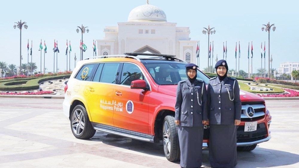 شرطة أبوظبي: «دورية السعادة» ترسخ القيم الإيجابية وتعزز الوعي المروري