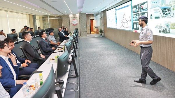 وفد تشيلي يطلع على إنجازات «المدينة الآمنة» بشرطة أبوظبي