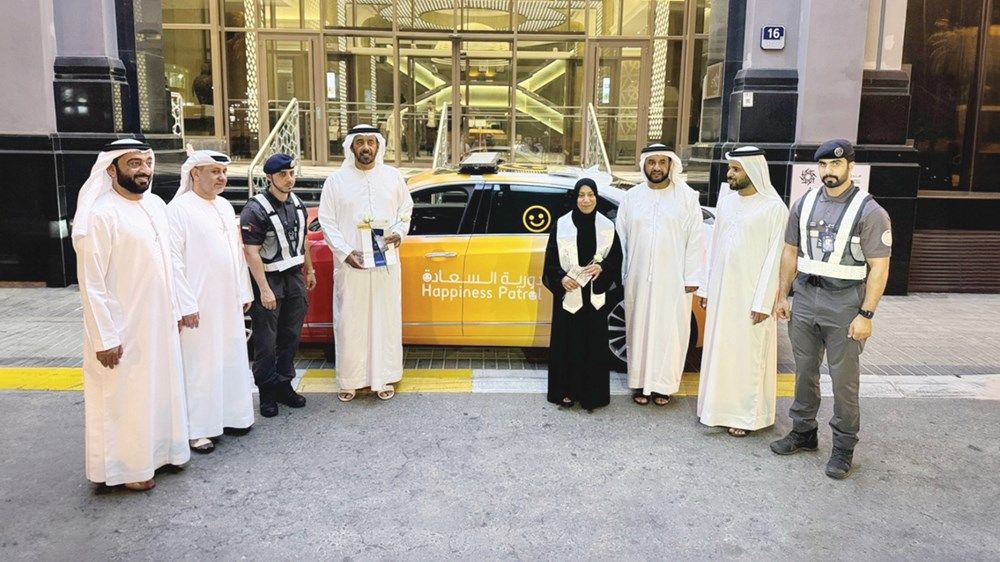 شرطة أبوظبي: «دورية السعادة» ترسخ القيم الإيجابية وتعزز الوعي المروري