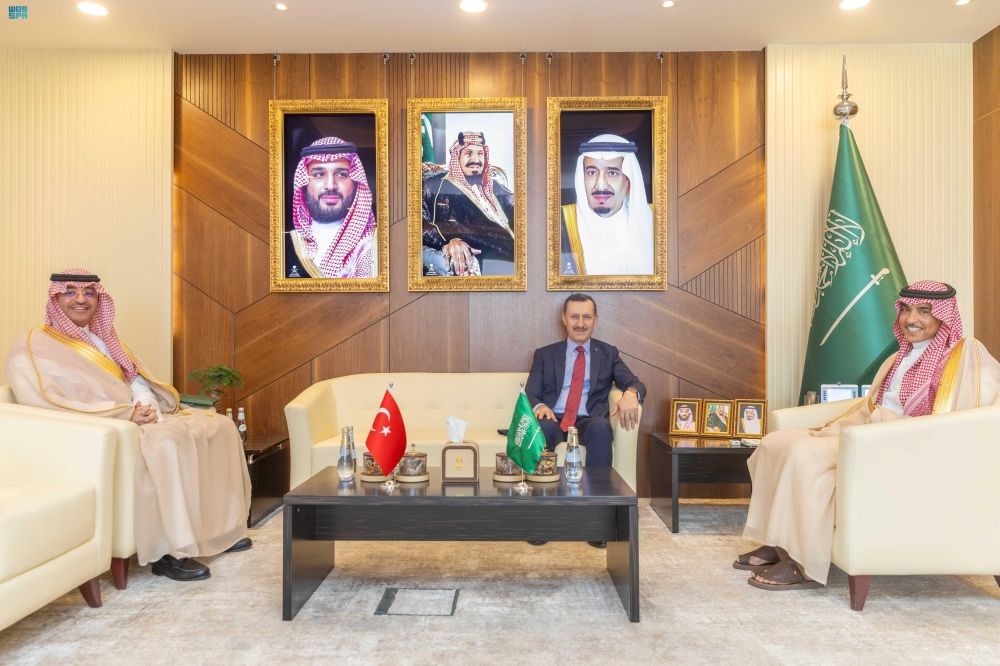 وزير الإعلام يبحث تطوير العلاقات مع السفير التركي لدى المملكة