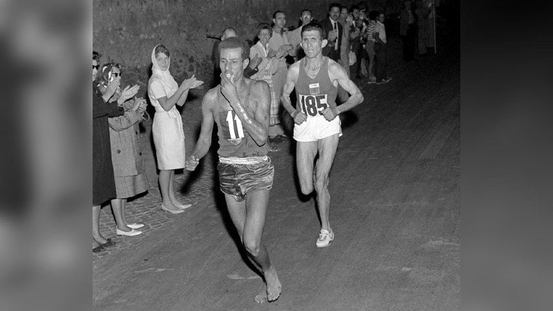 الامارات | عدّاء حافي القدمين يُهدي إفريقيا أول ميدالية أولمبية في 1960