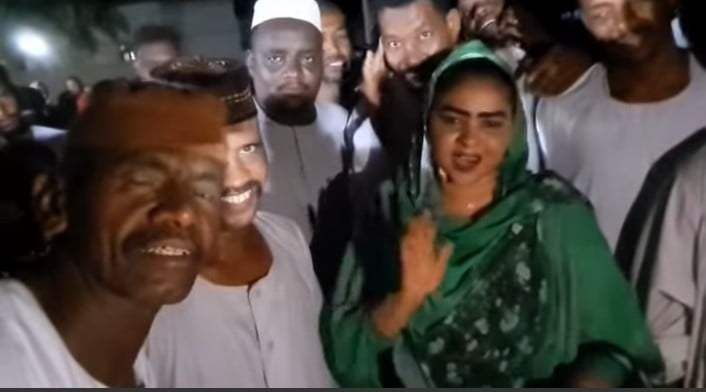 شاهد بالصورة والفيديو.. على طريقة المعجبين مع آية أفرو بالسعودية.. رجال سودانيون يحاصرون “حسناء” بالولاية الشمالية ويحتفلون بها ويطلقون عليها لقب “البرنسيسة”