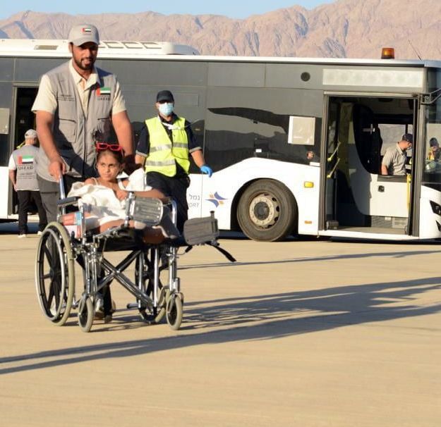 الإمارات تنقل 85 مريضا و63 من مرافقيهم للعلاج في أبو ظبي