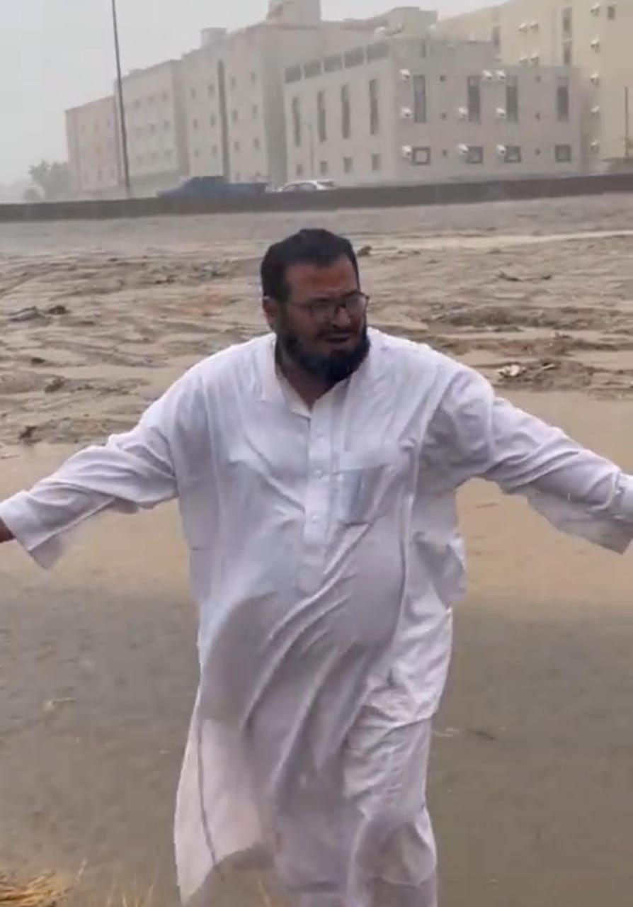 فرحة مواطن بهطول الأمطار على مكة المكرمة .. فيديو