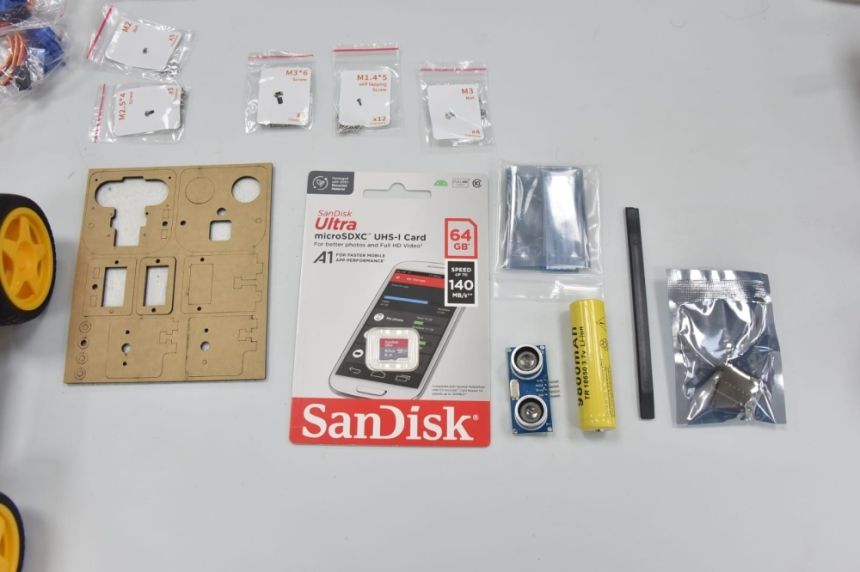 طالبات "موهبة" يتدربن على تصميم الروبوتات باستخدام الذكاء الاصطناعي