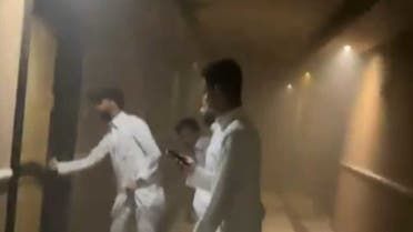الخليج اليوم .. في الرياض.. شبّان سعوديون ينقذون عاملة منزلية من حريق مروع