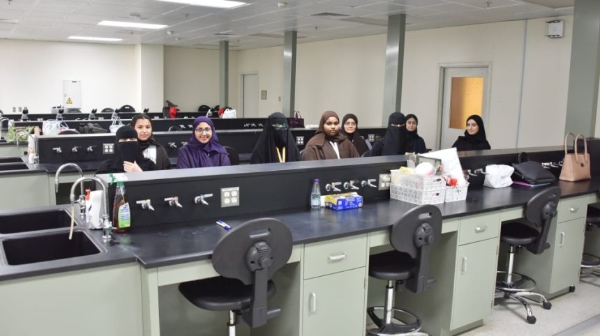 طالبات "موهبة" يتدربن على تصميم الروبوتات باستخدام الذكاء الاصطناعي