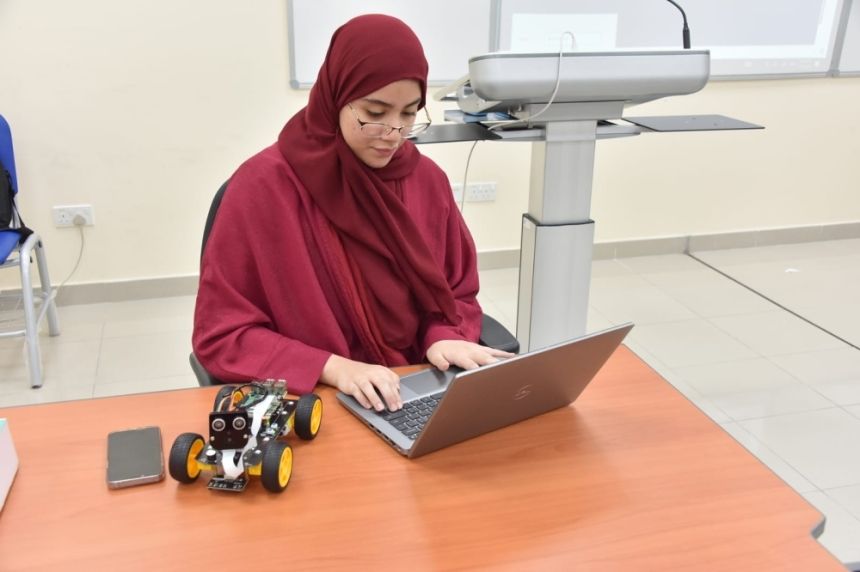 طالبات "موهبة" يتدربن على تصميم الروبوتات باستخدام الذكاء الاصطناعي