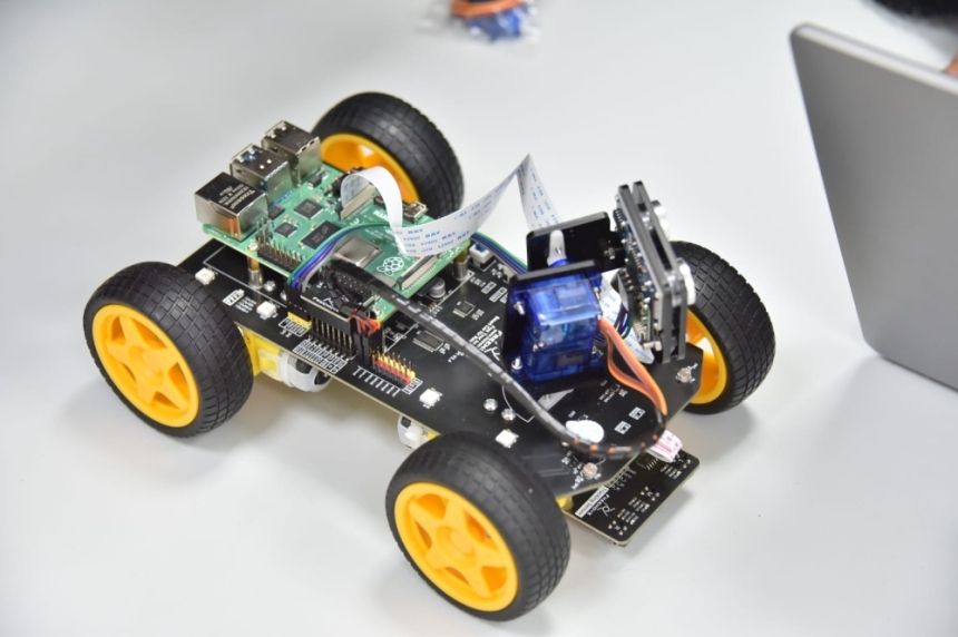 طالبات "موهبة" يتدربن على تصميم الروبوتات باستخدام الذكاء الاصطناعي