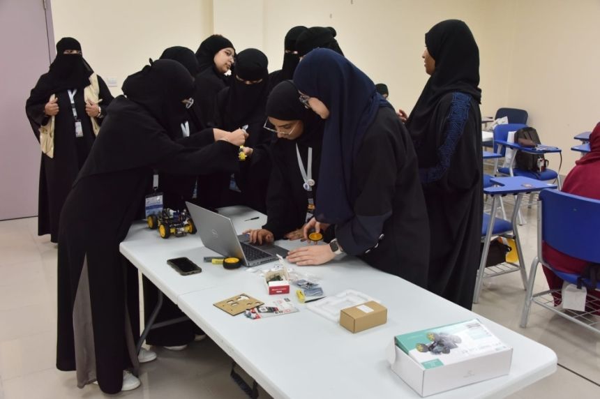 طالبات "موهبة" يتدربن على تصميم الروبوتات باستخدام الذكاء الاصطناعي