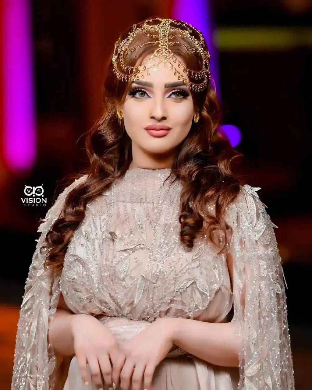 شاهد بالصورة.. العروس السودانية التي أشعلت مواقع التواصل ترد على فتاة وصفتها بالملبوشة وسخرت من رقصها لعريسها بالعصا: (رقصت ليهو لأنه عزاني وعز قبيلتي وجاني قاطع الفيافي)
