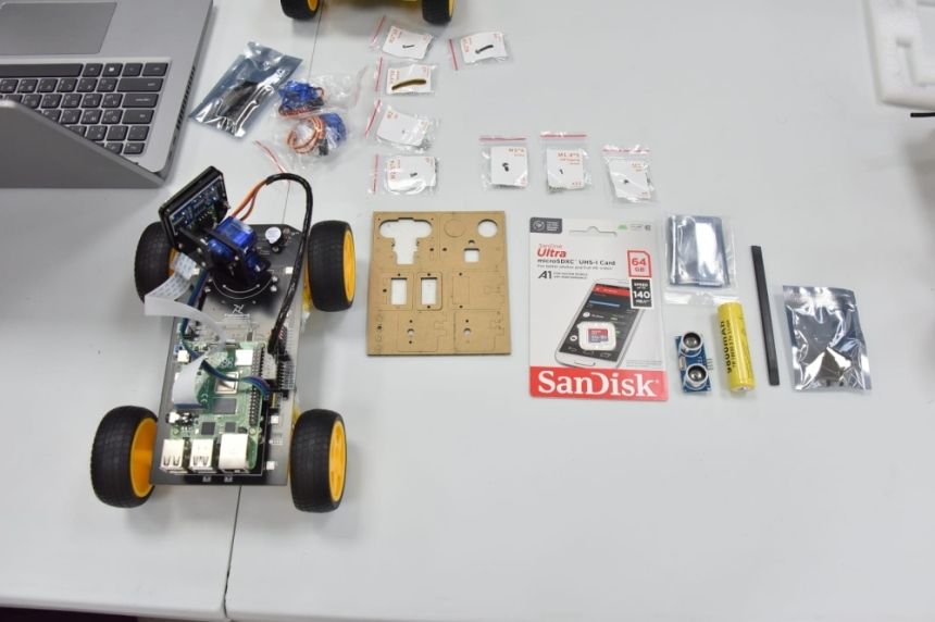 طالبات "موهبة" يتدربن على تصميم الروبوتات باستخدام الذكاء الاصطناعي