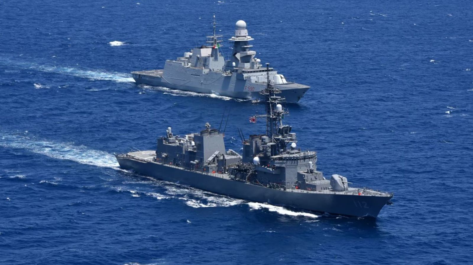 الخليج اليوم .. البحرية البريطانية: استهداف سفينة تجارية بصاروخ في خليج عدن