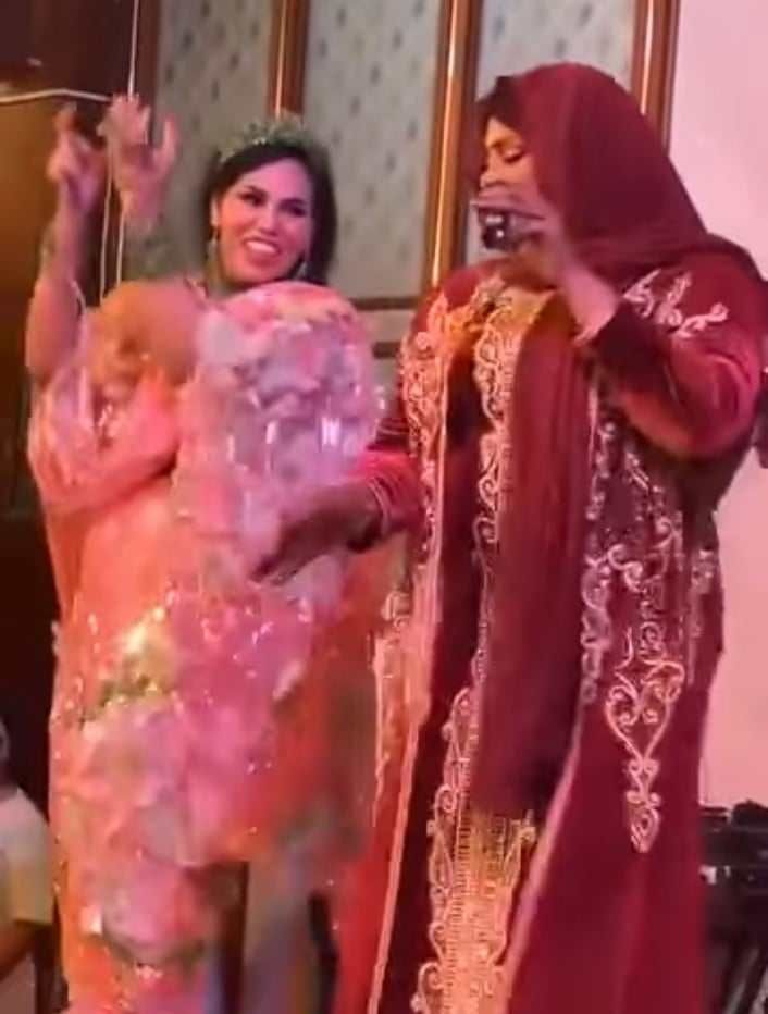 شاهد بالصورة والفيديو.. بسخريتها المعهودة.. الفنانة إنصاف مدني تقلد سيدة وقفت بجوارها وقدمت وصلة رقص مثيرة