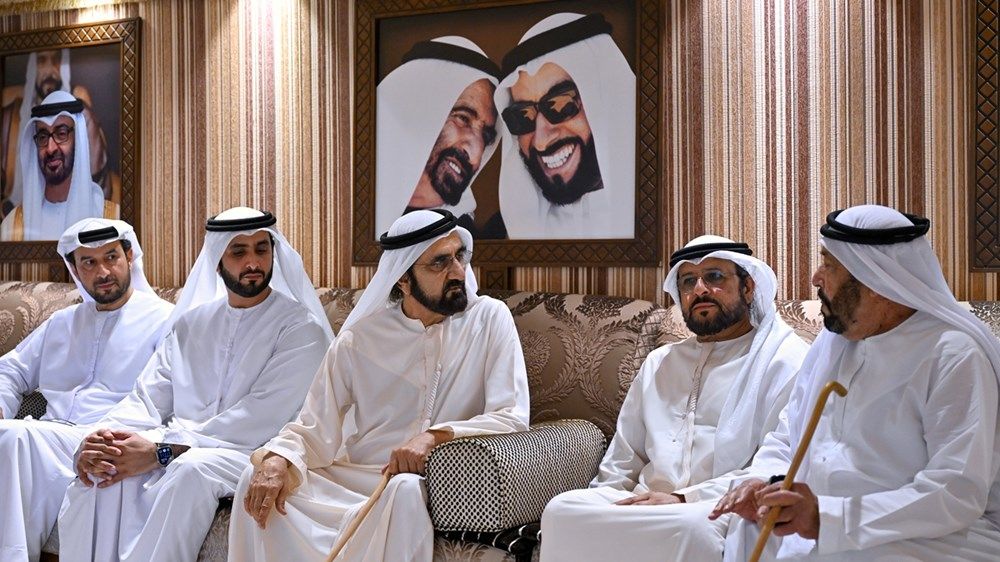 محمد بن راشد يقدم واجب العزاء في وفاة محمد بن سعيد الطاير