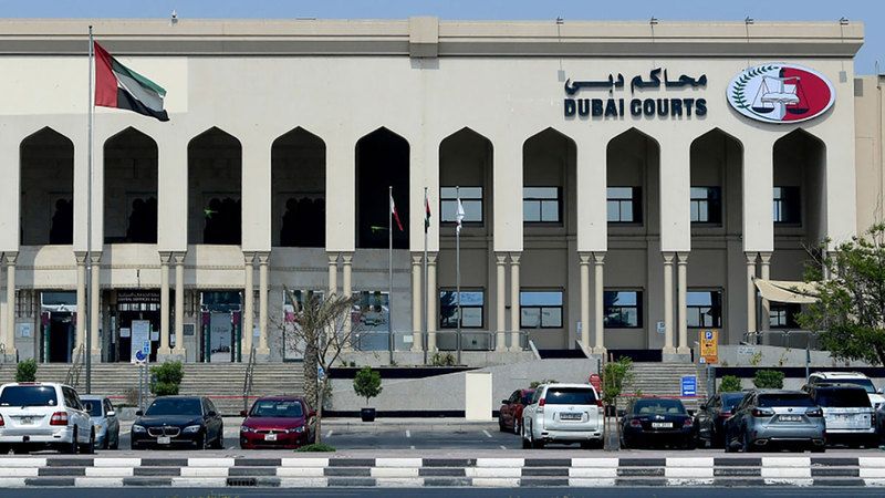 الامارات | سائق يقتحم متجراً بسيارته ويحطم محتوياته