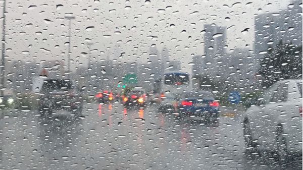 أمطار متفاوتة الغزارة على مناطق مختلفة من الدولة