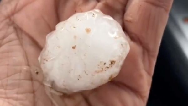 أمطار غزيرة مصحوبة بالبرد على مدينة العين