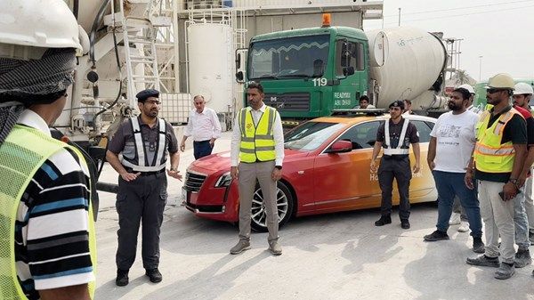 شرطة أبوظبي تعزز وعي السائقين ميدانياً بسلامة إطارات المركبات