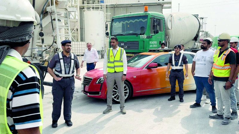 الامارات | شرطة أبوظبي تعزّز وعي السائقين ميدانياً بسلامة إطارات المركبات