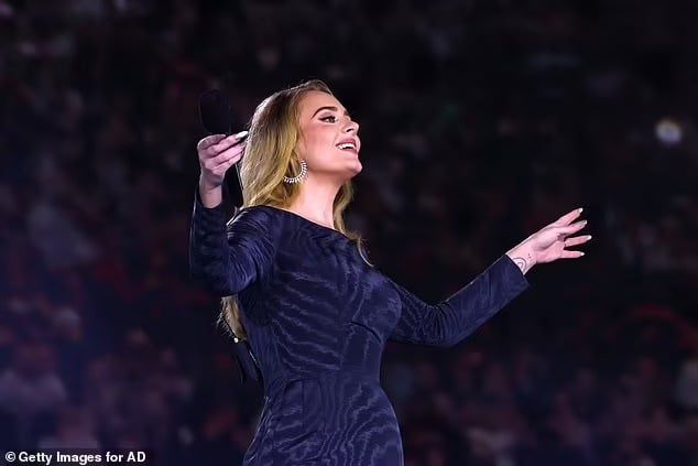 أديل تُلمح بشكل غامض لتفاصيل زواجها رسميا من ريتش بول