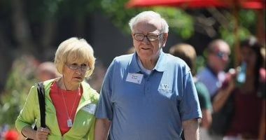 تكنولوجيا: "وارن بافت" يبيع نصف حصته فى أبل.. إدارة للمخاطر أم اقتناص للصفقات خلال الركود