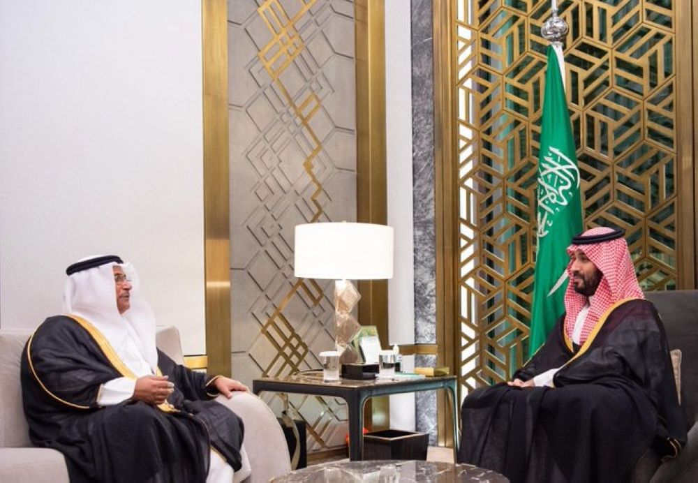 ولي العهد يتقلد وسام القائد من البرلمان العربي