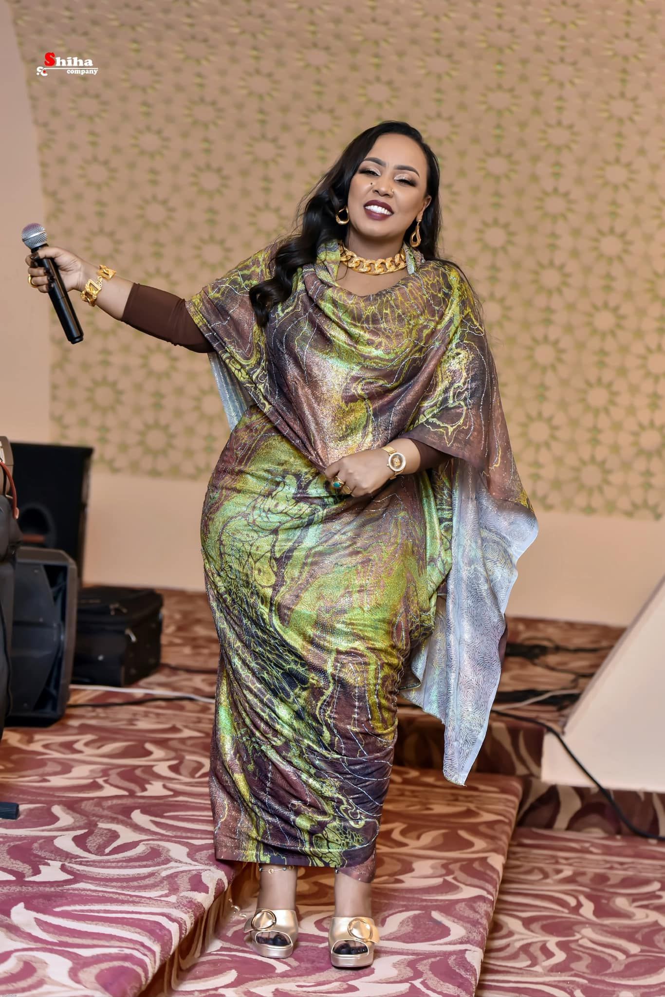 شاهد بالفيديو.. رجل سوداني يفاجئ الفنانة هدى عربي ويصعد المسرح الذي تغني فيه بالقاهرة والمطربة تتجاوب معه بفاصل من الرقص المثير